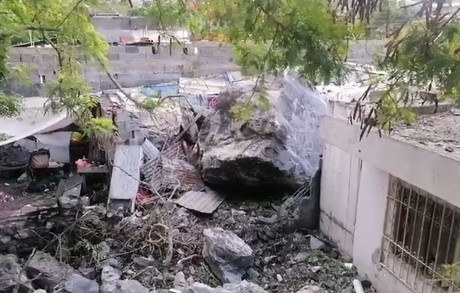 Deslave daña casas en zona del Cerro del Topo Chico en Monterrey