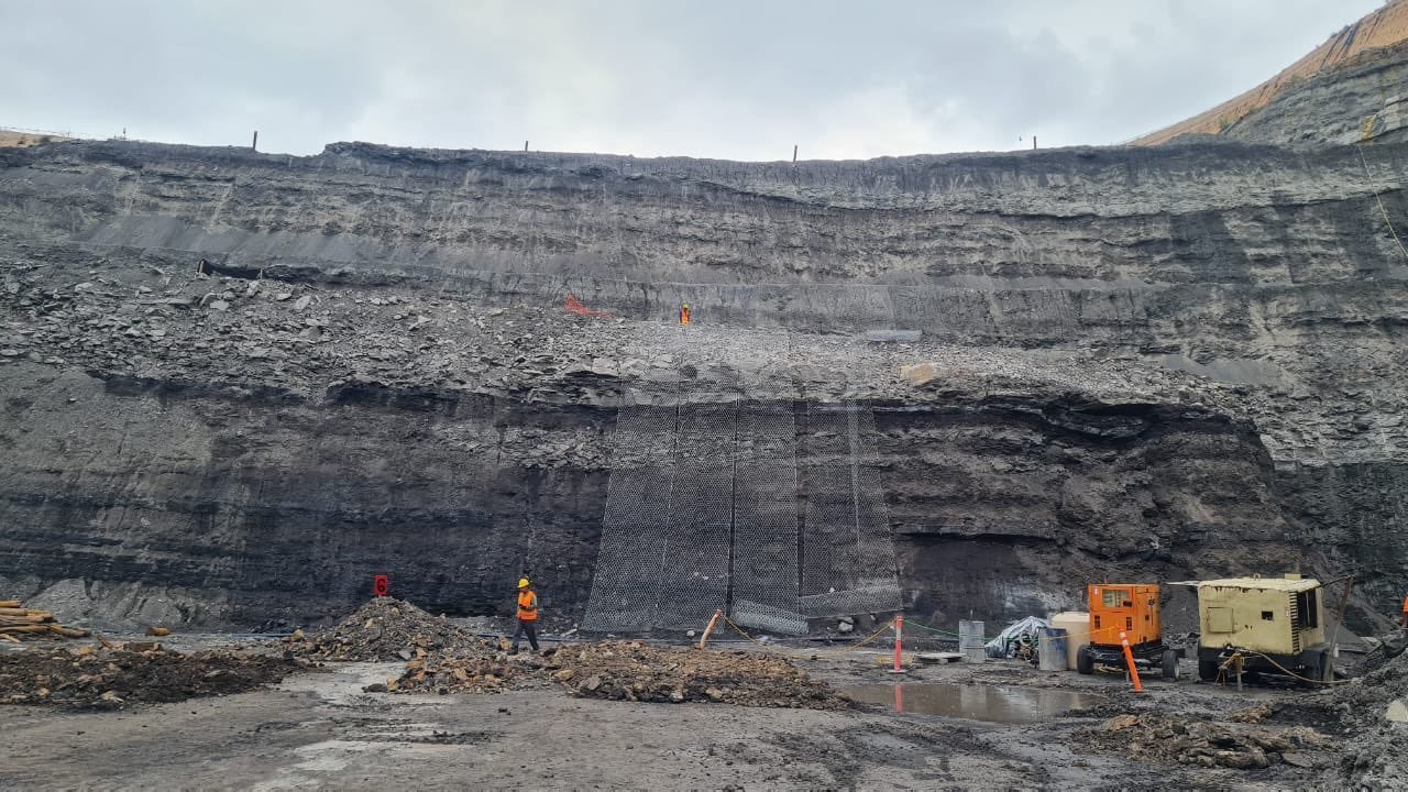 Imagen de los trabajos de recuperación de los mineros en El Pinabete. (Fotografía: Protección Civil)