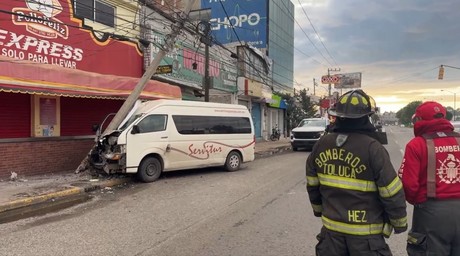 Destroza poste de CFE tras choque en Toluca; hay un herido grave