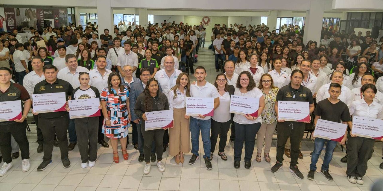 Fueron entregadas 624 becas. Foto: redes sociales