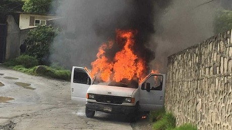 Xonacatlán: Incendian camioneta de talamontes ilegales (VIDEO)