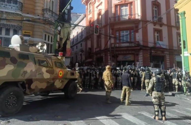 Militares alzados en Bolivia rumbo a la casa presidencial de Bolivia. Foto: Financiero Bloomberg.
