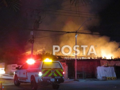 Incendio en tejabanes se extiende hasta bodega de tarimas en Santa Catarina