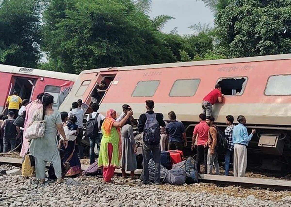 En la imagen un grupo de personas que salieron de los vagones descarrilados en el estado de Assam, al norte de India. Foto: X @titu_dipankar