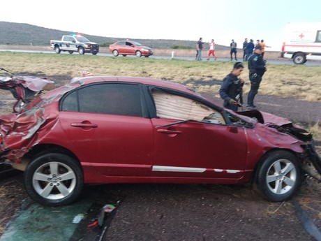 Sobrevive a la destrucción de su coche en la autopista a Gómez Palacio