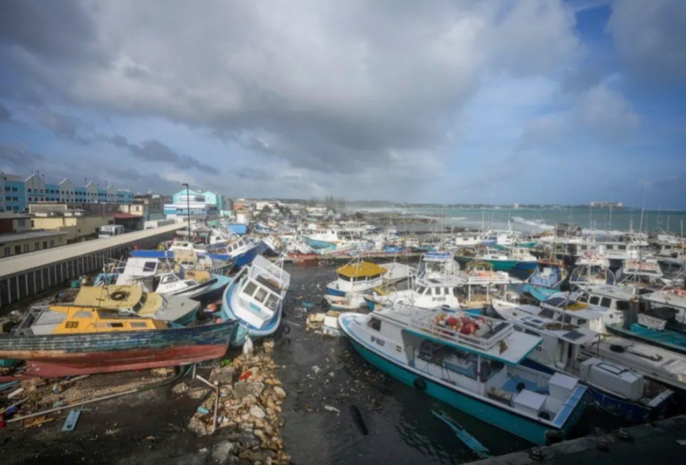 Los barcos de las costas totalmente destrozados por el paso del huracán. Foto: New York Times.