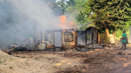 Fuerte incendio consume una casa en Peto, familia pierde su patrimonio