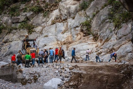 Rehabilitan carretera a Laguna de Sánchez