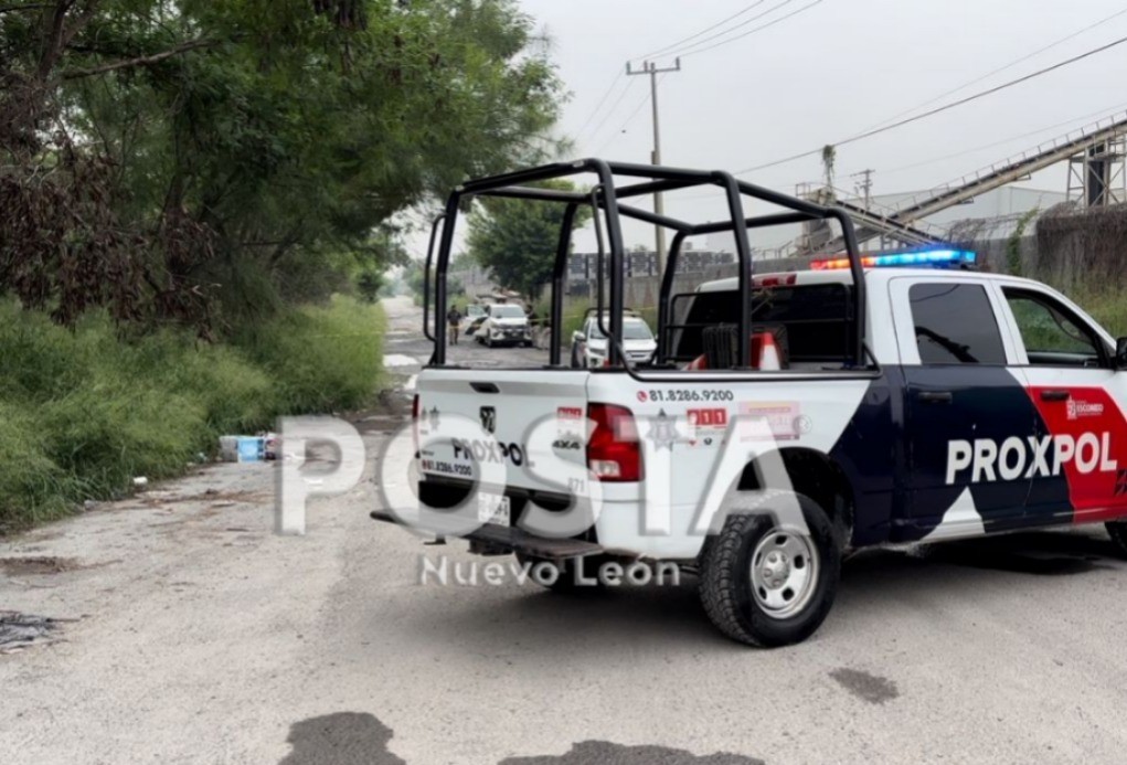 Las autoridades del municipio de Escobedo cubriendo la zona donde fue encontrado el cuerpo. Foto: Diego Beltrán.