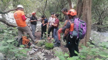 Protección Civil Nuevo León rescata a 4 personas extraviadas en Cerro de la Silla