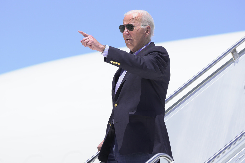 El presidente Joe Biden llega al Aeropuerto Regional del Condado Dane a bordo del Air Force One para asistir a un mitin de campaña el viernes 5 de julio de 2024, en Madison, Wisconsin. (AP Foto/Manuel Balce Ceneta)