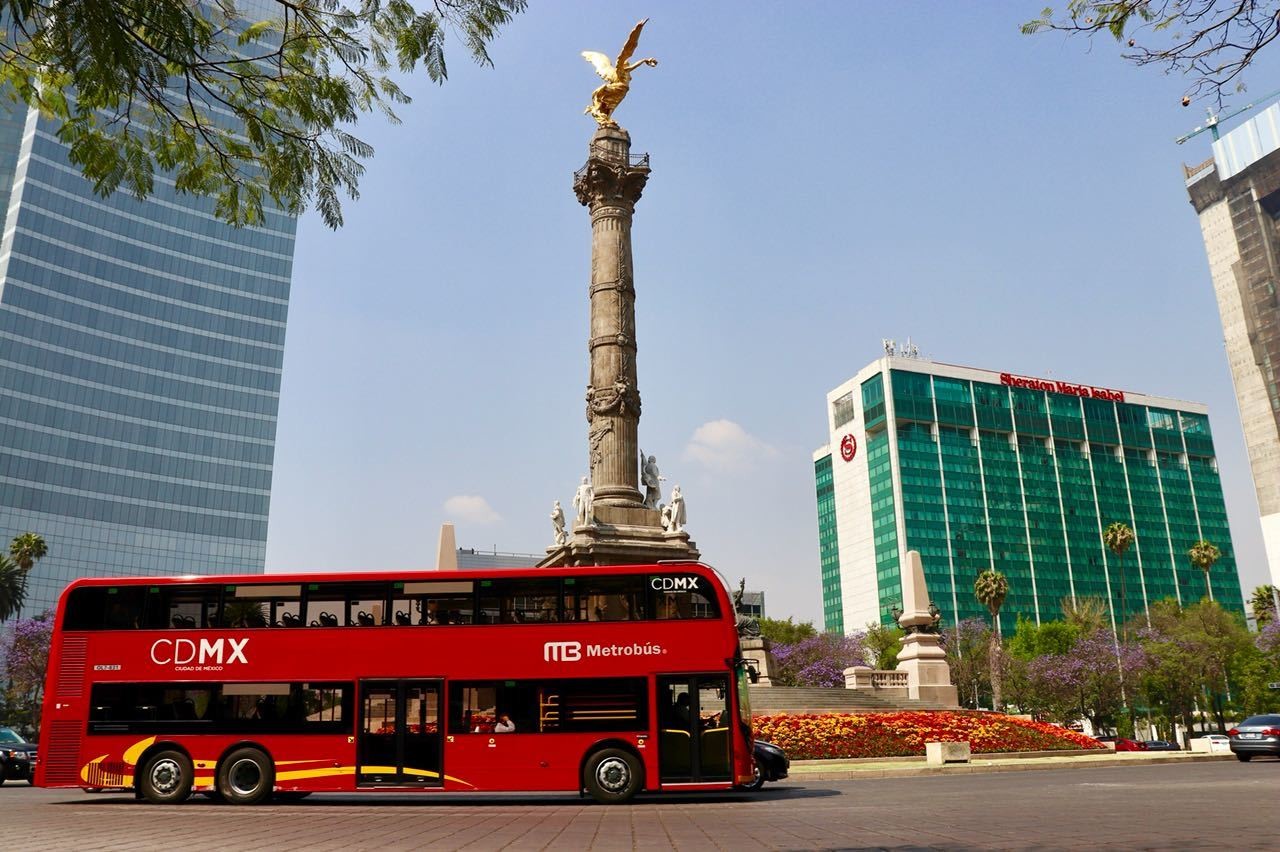 Ángel de la Independencia y Metrobus de CDMX.   Foto: Especial