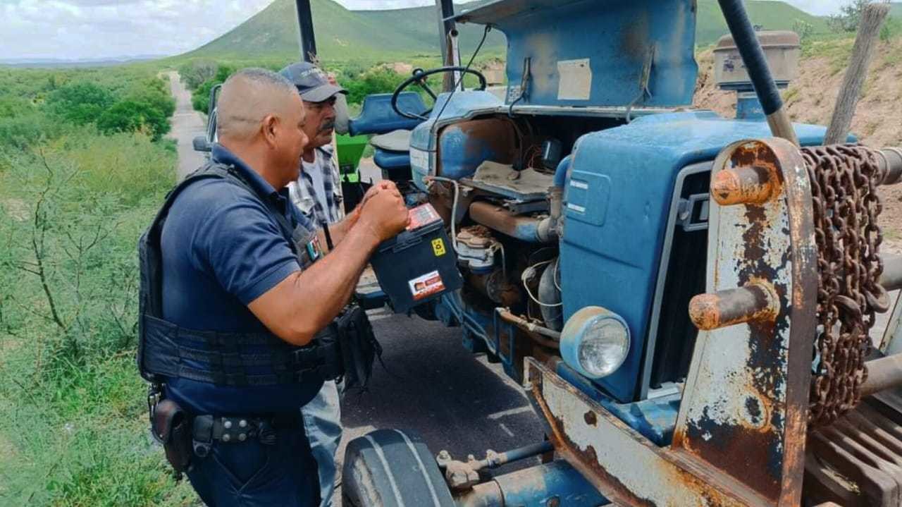 Un hombre sufrió la descompostura de su tractor y elementos de la Policía Municipal lo ayudaron a ir por refacciones y reparar su vehículo. Foto: Facebook/ SSP Durango.