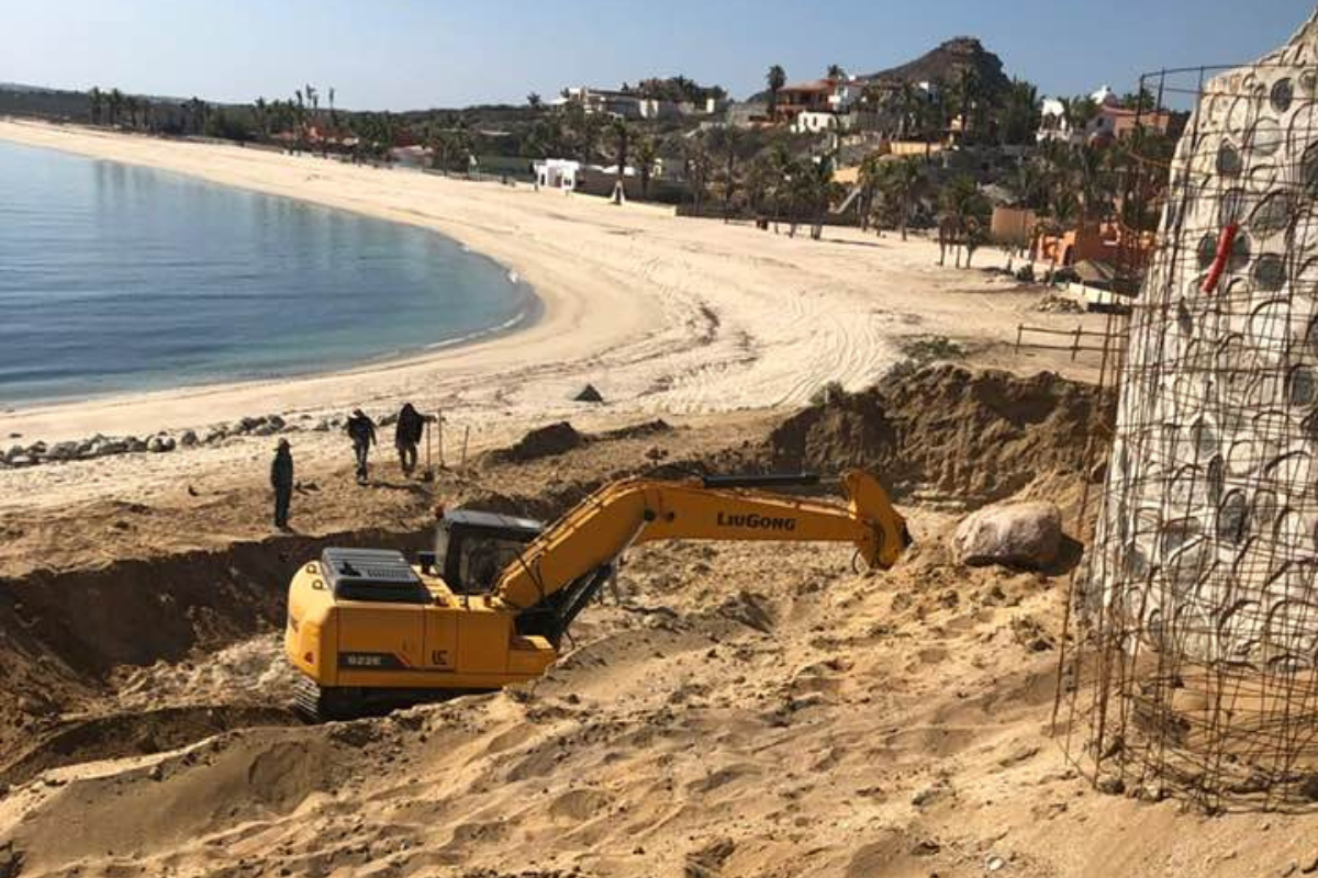 Construcción en acceso a playa. Foto: Facebook / Víctor Octavio García Castro