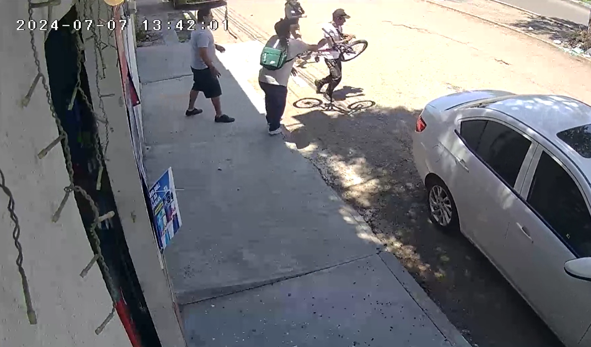 El hombre solo tenía su bicicleta y la usó como arma para evitar que el presunto delincuente huyera. Foto: Captura de pantalla