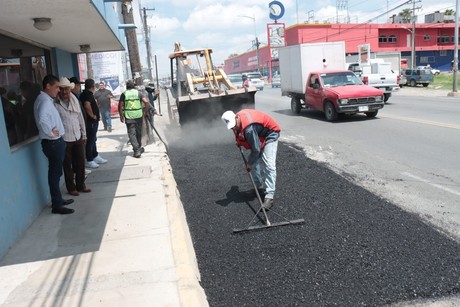 Avanzan trabajos de bacheo en la avenida Arturo B. de la Garza en Juárez