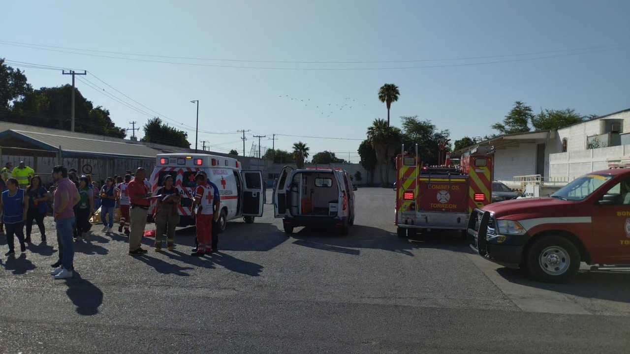 Autoridades de Protección Civil y paramédicos de la Cruz Roja acudieron a controlar la emergencia. (Fotografía: Protección Civil Torreón)