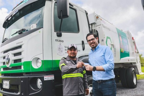 David de la Peña Marroquín entrega camiones recolectores en Santiago