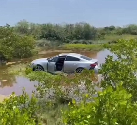 Automóvil Jaguar termina en ciénaga en Chicxulub, Yucatán