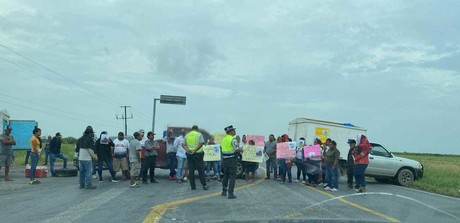 Circulación bloqueada por manifestantes en Carretera Federal 101