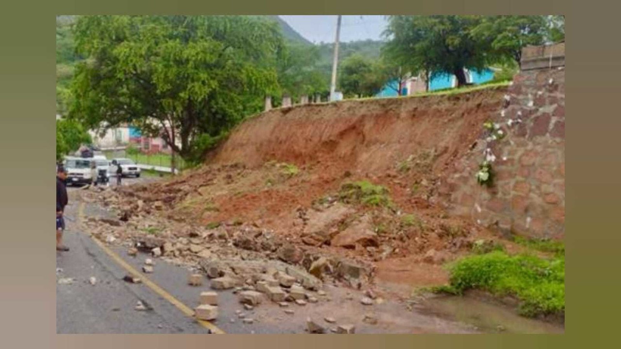 Malinalco: Barda de iglesia colapsa y bloquea carretera. Foto: Protección Civil