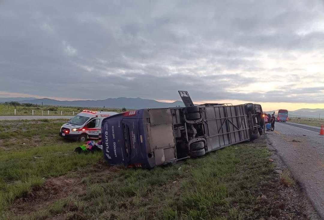 Volcadura del autobús Futura cerca del paradero San Pedro en Galeana. Foto. PCNL