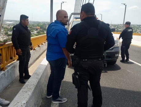 Intenta aventarse de puente en Tampico