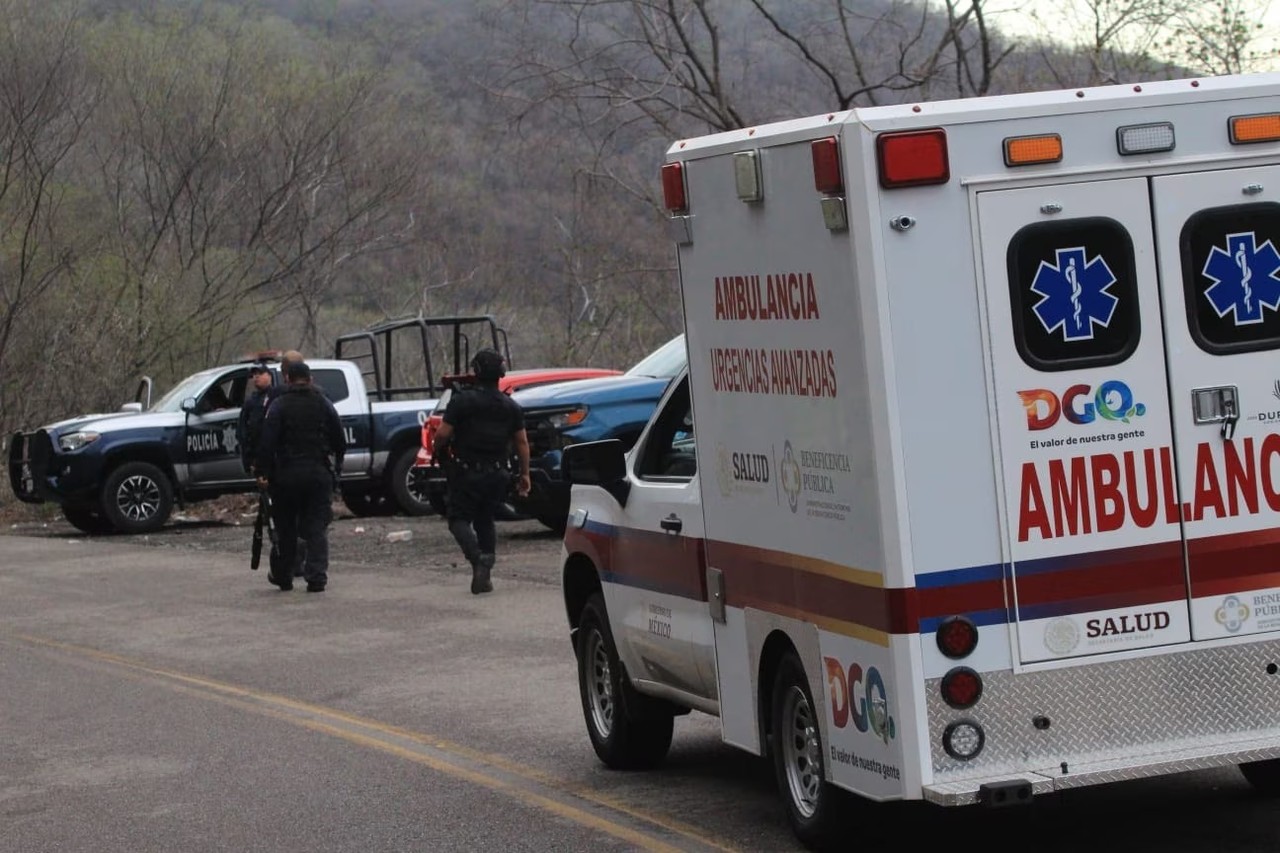 La ambulancia quedó varada en el poblado 'Los Mayos', donde sufrió el ataque armado. Foto: El Sol de Culiacán.