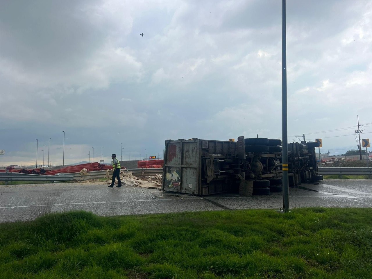 Las más de cinco toneladas de madera y cartón que transportaba el camión torton quedó esparcida en la carretera. Foto: Cortesía