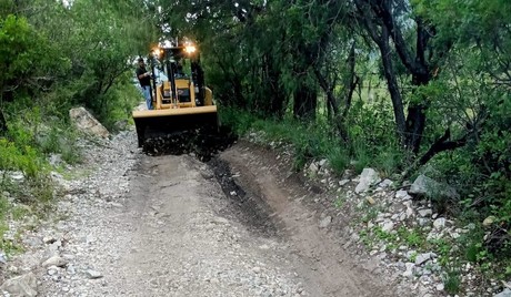 Avanza reconstrucción de caminos en Santa Catarina: abren paso a Sierra Alta