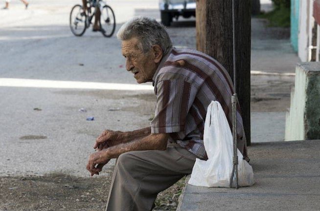 La desatención de adultos mayores continúa en incremento en la ciudad de Tampico, ahora con casos de personas que abandonan a su familiar mientras permanece internado en el Hospital Dr. Carlos Canseco. Foto: Axel Hassel