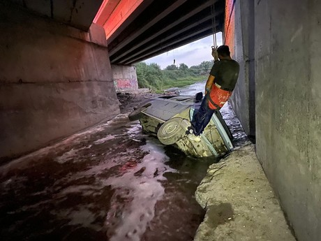 Cae camioneta al río Pesquería; rescatan a 3 tripulantes