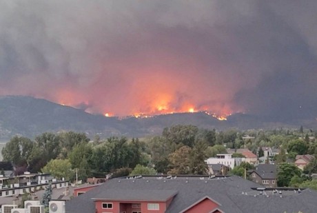 Incendio destruye localidad en montañas rocosas de Canadá