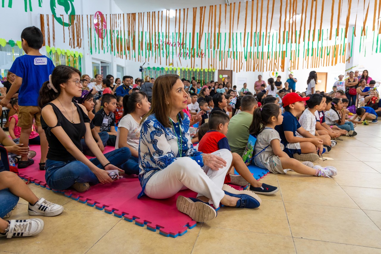 La Alcaldesa resaltó la importancia de concientizar a los niños sobre el cuidado del planeta Tierra y el medio ambiente. Foto: Gobierno de Guadalupe.