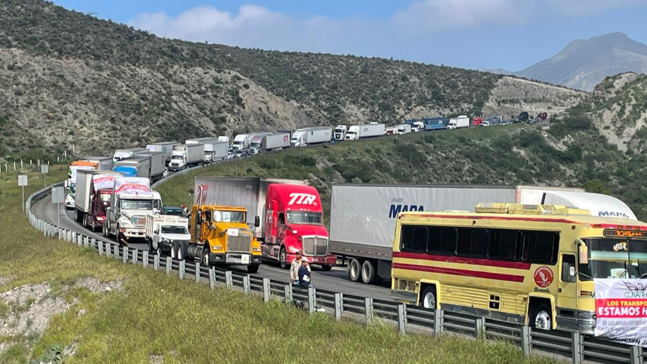 Huelga transportistas en la carretera Saltillo - Monterrey / Foto: Redes Sociales