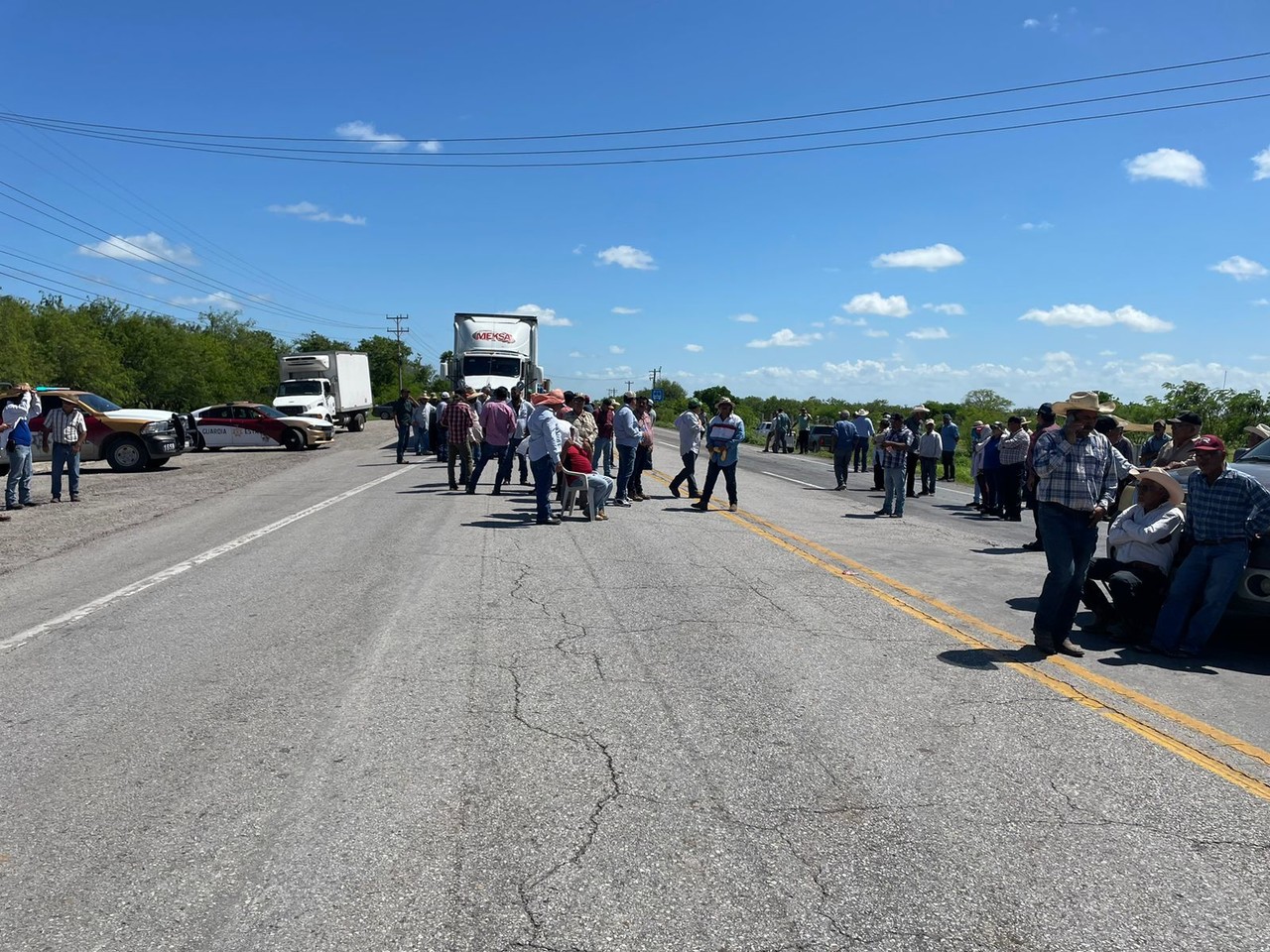 Un grupo de alrededor de cien productores de sorgo se ha congregado en la bodega Las Higuerillas en San Fernando, Tamaulipas, impidiendo el paso de vehículos de carga como parte de su protesta. Foto: SSPT