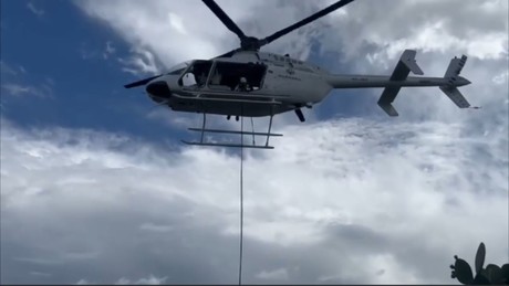 ¡Rescate por los aires! Auxilian por helicóptero a joven fracturado en un cerro