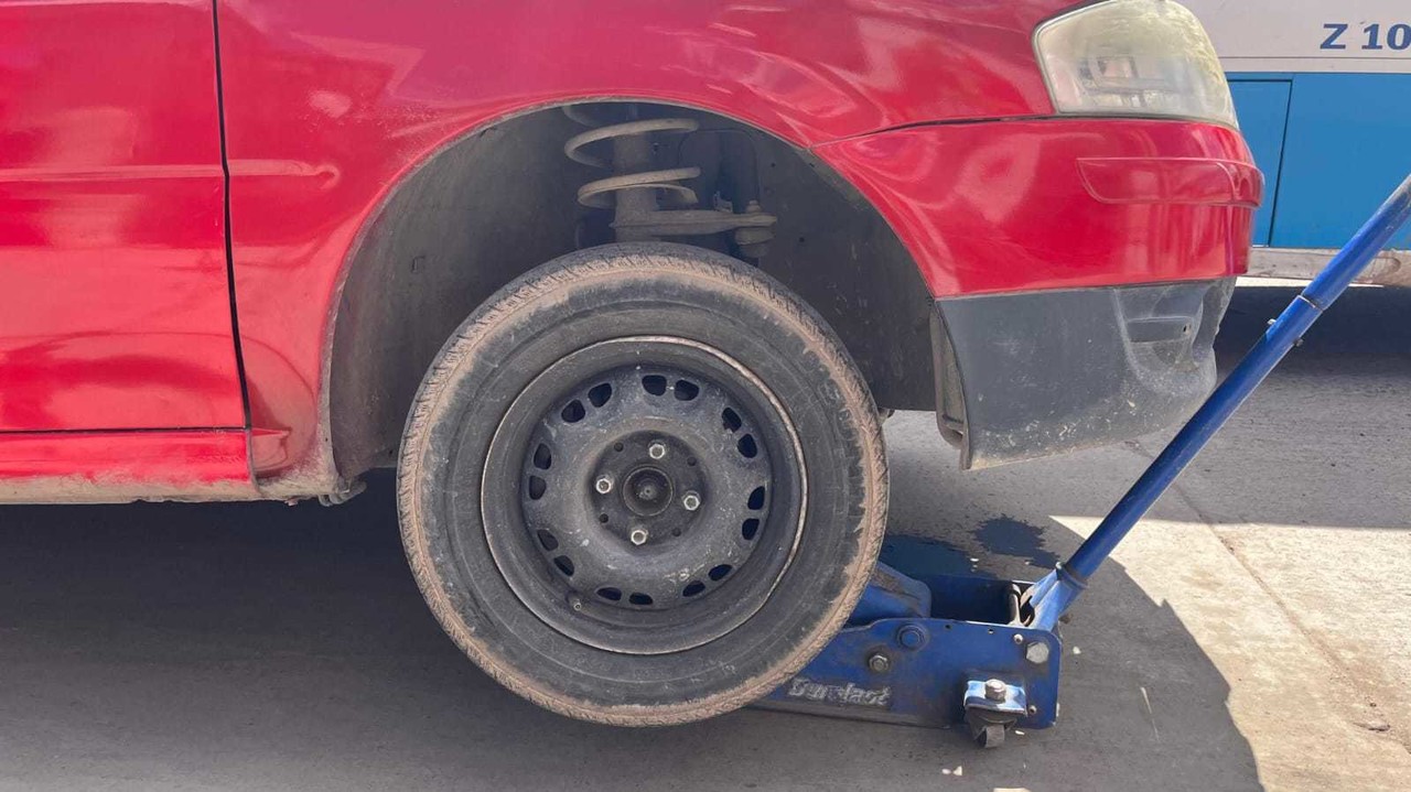 Los servicios mecánicos se registran con mayor frecuencia durante las lluvias que hacen incrementar el número de baches. Foto: Isaura Retana.