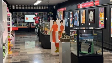 Manos de reclusos en CDMX crean exposición en el Metro de la capital