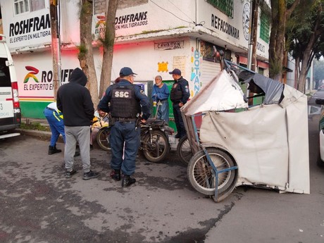 Mototaxista vuelca al circular a exceso de velocidad en Tláhuac, no hay heridos