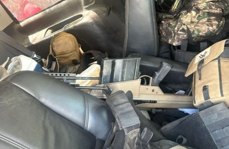 Decomisan armas, vehículos blindados y narcóticos tras cateo en Sonora