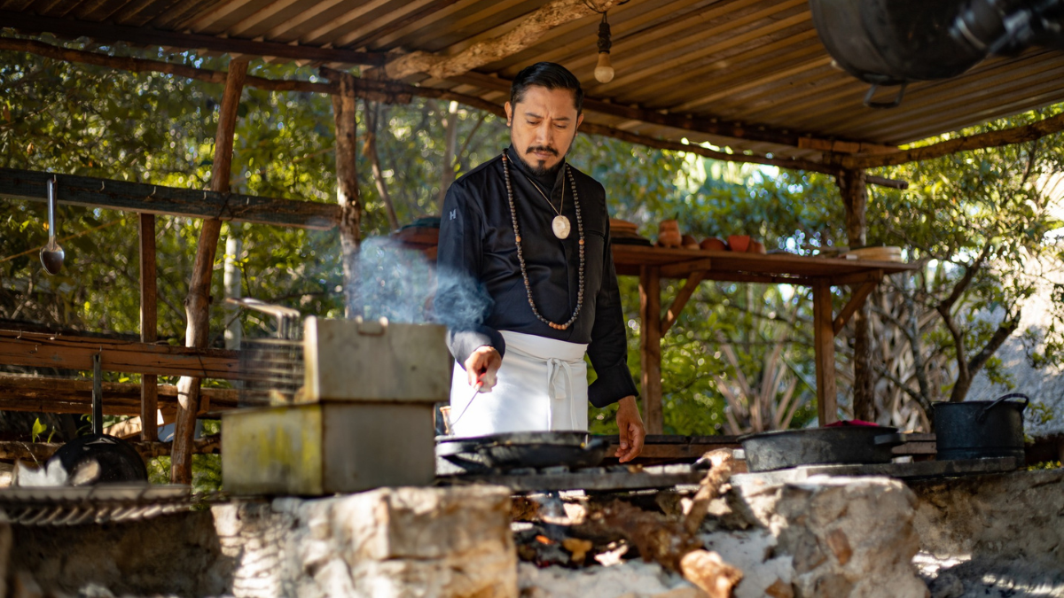 Wilson Alonzo acerca a la gente a lo más tradicional de la cocina de Yucatán Foto: Ya'axché