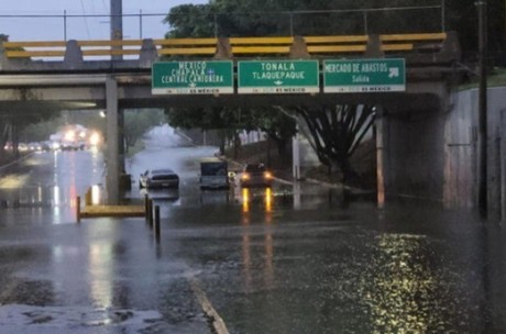 Fuerte tormenta causa daños y apagones en Guadalajara