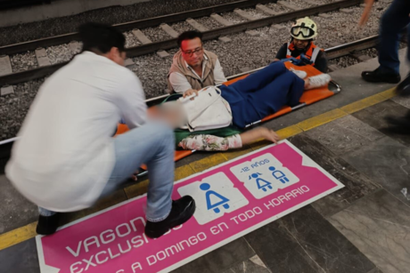 Mujer cae a zona de vías del Metro de CDMX y es rescatada con vida