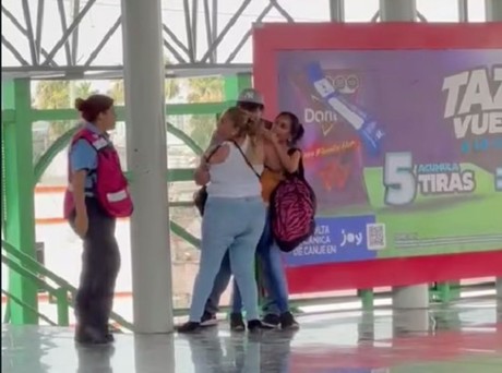 Mujeres se agarran a golpes por el amor de un hombre en el metro de Monterrey