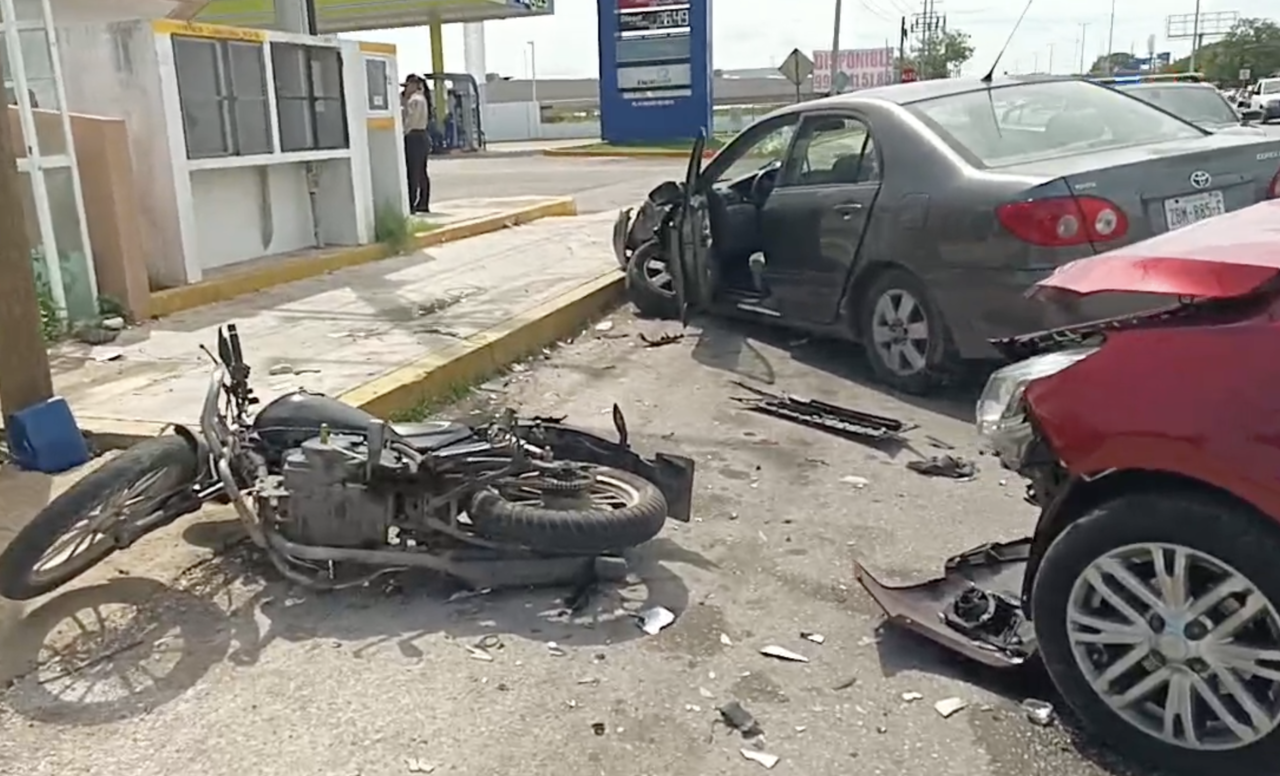 Dos autos y una moto protagonizaron un accidente registrado la mañana de este lunes en la vía Mérida-Caucel.- Foto de Quadratín Yucatán