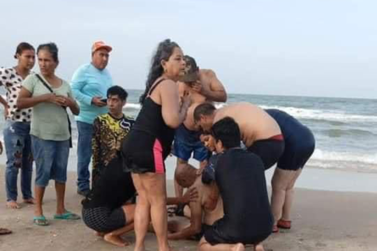 El turista, quien no ha sido identificado, falleció la tarde del jueves en playa La Pesca. Foto: Ignacio Aceves