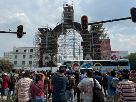 Amenaza hombre con lanzarse del arco de la Independencia en Monterrey