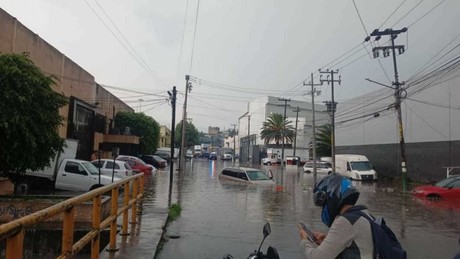 Ahoga lluvia a Nacualpan; desborda río y paraliza vialidad (VIDEO)