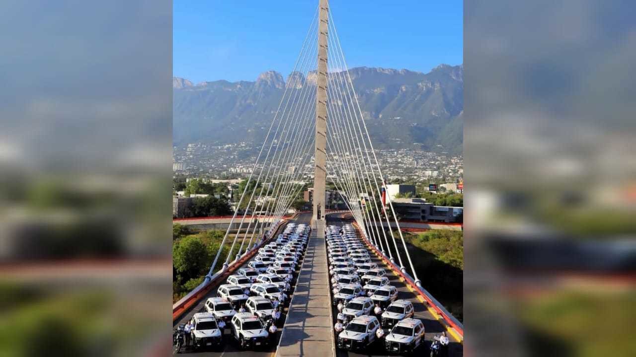 En la imagen patrullas de la Secretaría de Seguridad Pública y Vialidad de San Pedro Garza García sobre el Puente de la Unidad (Puente Atirantado). Foto: X @SanPedroNL